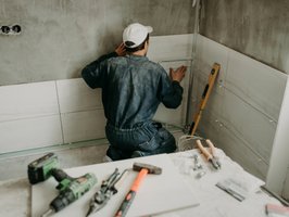 Specialistische badkamer renovatie specialist in actie.