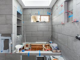 Functionele badkamer inrichting met slimme opbergruimte.